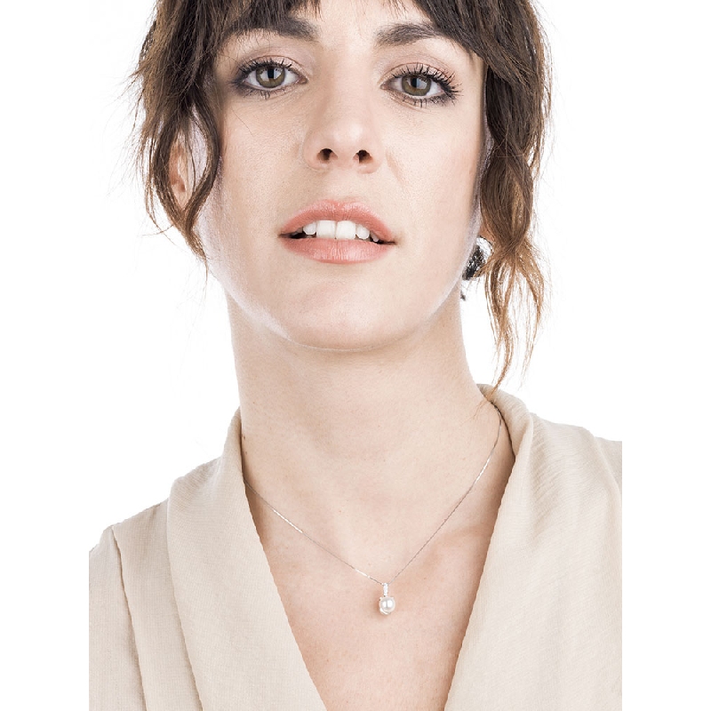 Collana in oro bianco 18k con diamanti e perla