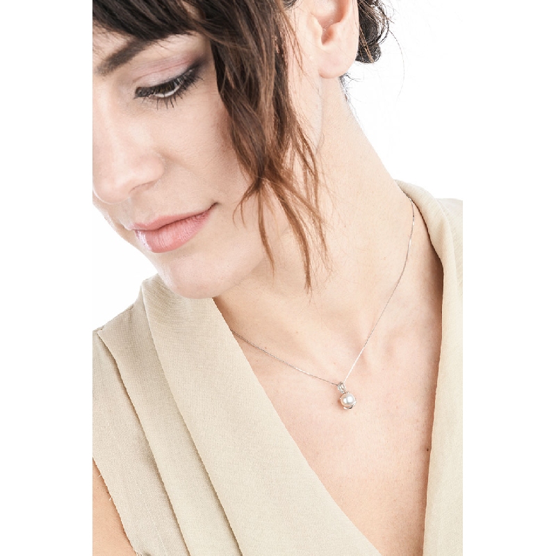 Collana in oro bianco 18k con diamanti e perla