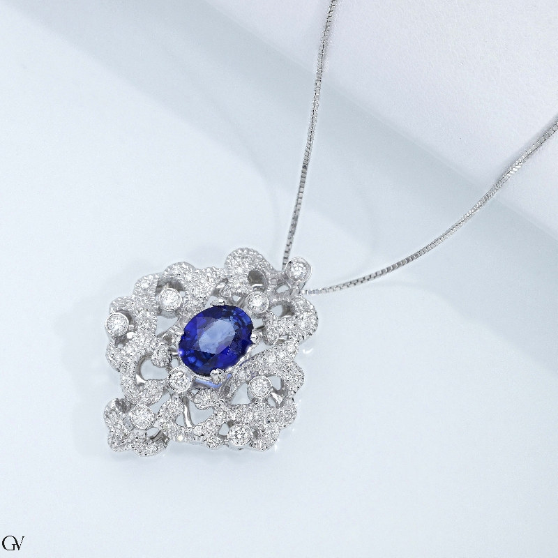 Elegant necklace wih blue sapphire and round cut diamonds