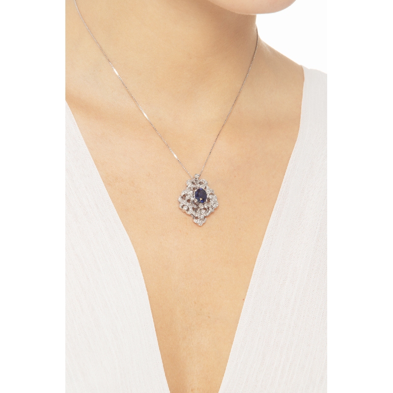Elegant necklace wih blue sapphire and round cut diamonds