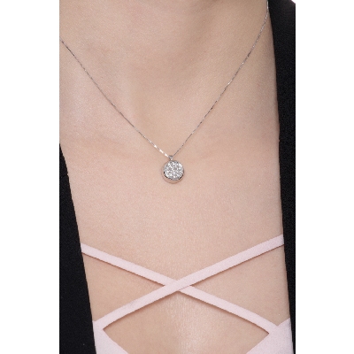 White gold 18k necklace with circle pendant and diamonds pavé