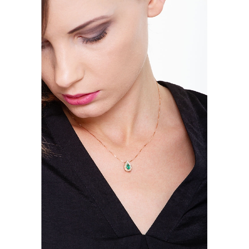 Necklace with pendant, diamonds and a central emerald