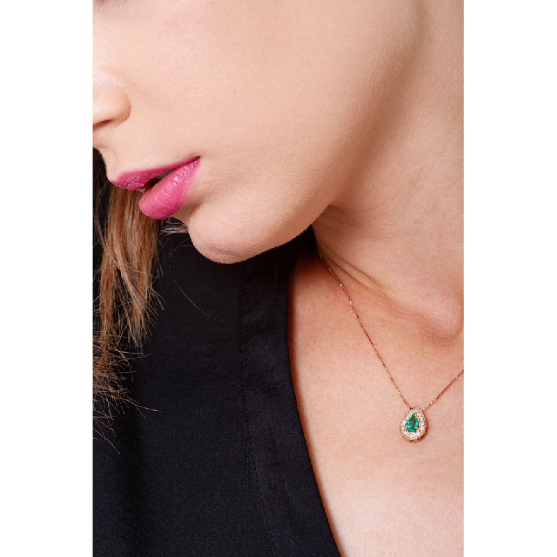Necklace with pendant, diamonds and a central emerald