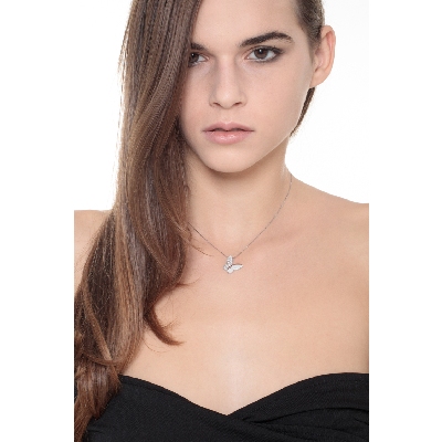 Butterfly pendant in 18k white gold with a wing full of diamonds
