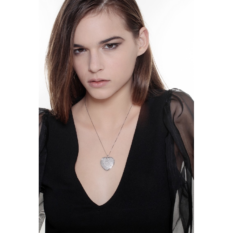 18k white gold necklace with heart pendant with diamonds pavé