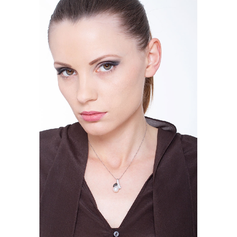 Necklace in 18k white gold with a pendant with a pearl and black and white diamonds