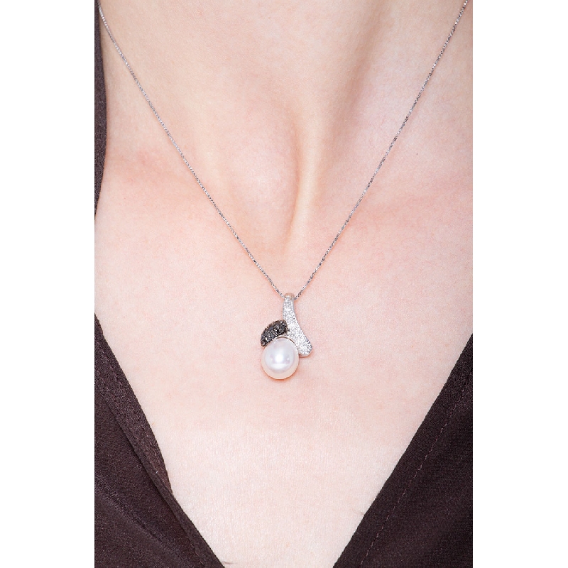 Necklace in 18k white gold with a pendant with a pearl and black and white diamonds