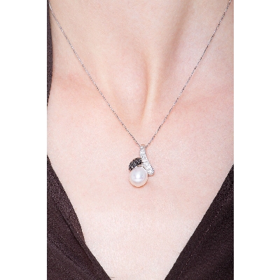 Necklace in 18k white gold with a pendant with a pearl and black and white diamonds