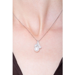 18k white gold necklace with pearl and diamonds 2