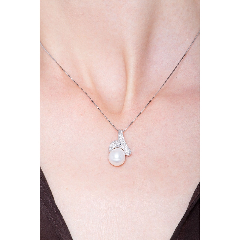 18k white gold necklace with pearl and diamonds