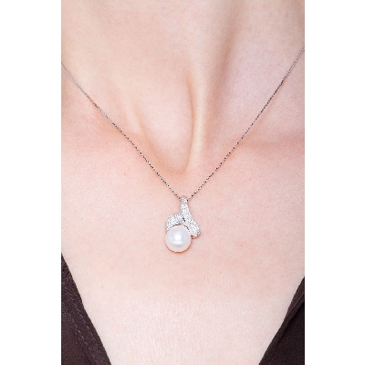 18k white gold necklace with pearl and diamonds