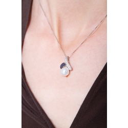 Necklace in 18k white gold with a pendant with pearl, diamonds and blue sapphires 2