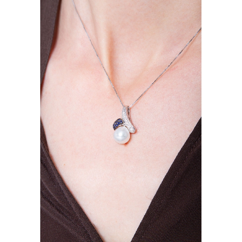 Necklace in 18k white gold with a pendant with pearl, diamonds and blue sapphires