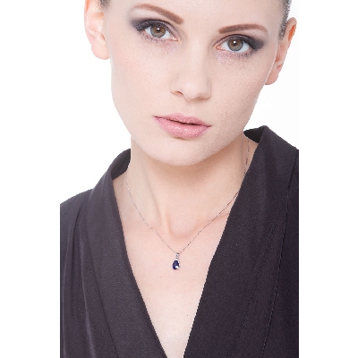 White gold 18k necklace with oval sapphire and diamond