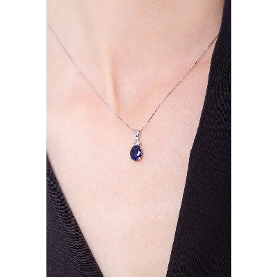 White gold 18k necklace with oval sapphire and diamond
