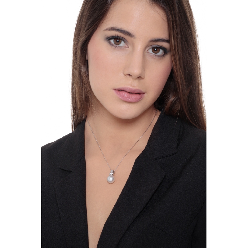 Necklace in 18k white gold with pearl and diamond pendant 