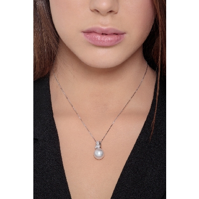 Necklace in 18k white gold with pearl and diamond pendant 