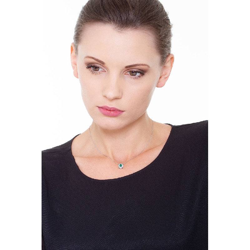 Necklace with pendant, diamonds and an oval emerald