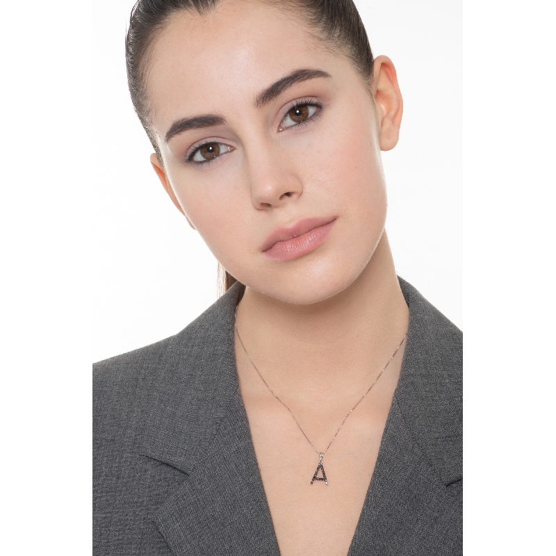 Collana lettera A in oro bianco 18k con diamanti neri