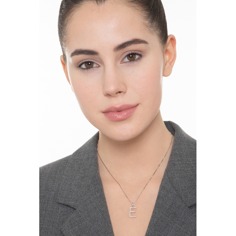 Collana con lettera E in oro bianco 18k e diamanti