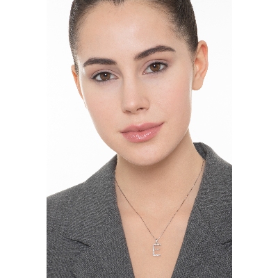 Collana con lettera E in oro bianco 18k e diamanti
