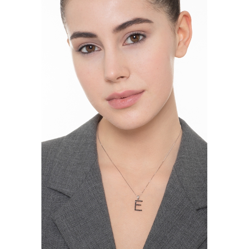Collana lettera E in oro bianco 18k con diamanti neri