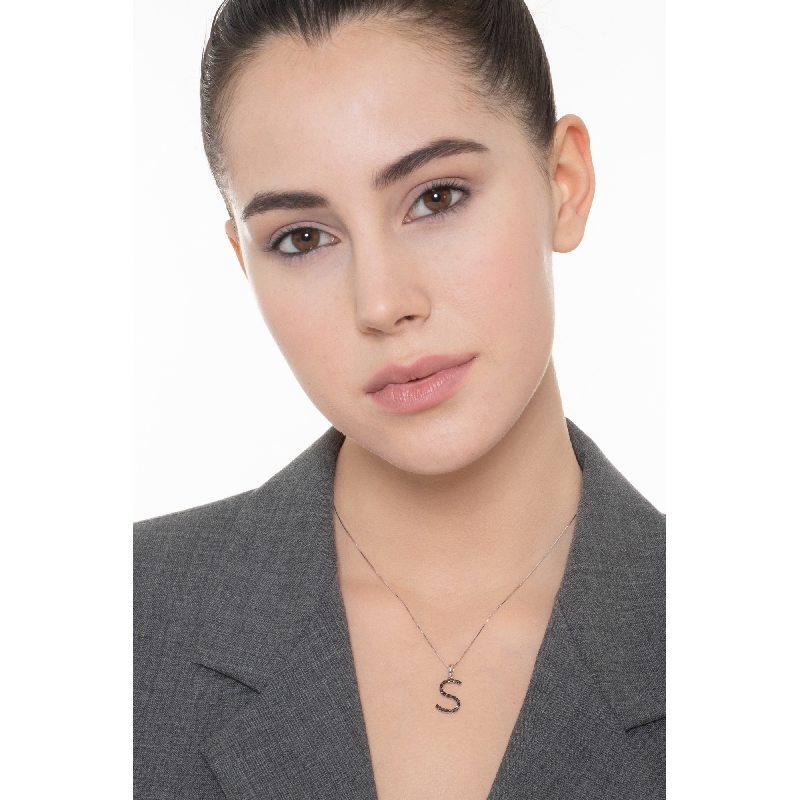 Collana lettera S in oro bianco 18k con diamanti neri