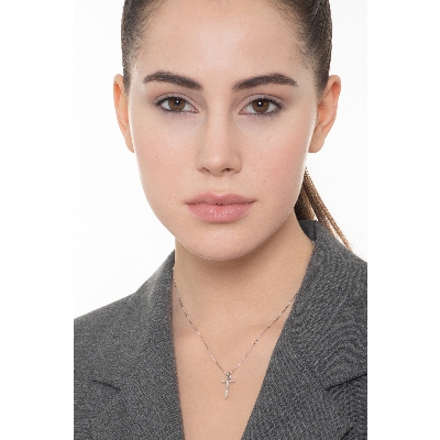 Collana in oro bianco 18k e ciondolo con lettera T in diamanti