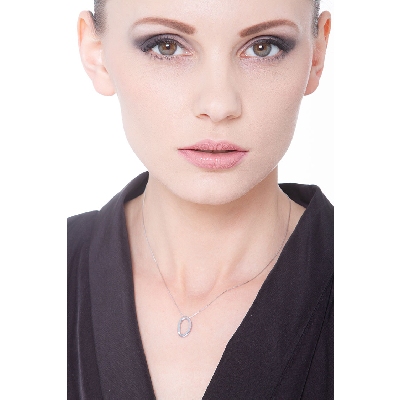 Collana lettera O in oro bianco 18k con diamante