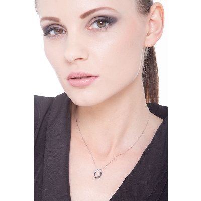 18k white gold letter Q with solitaire diamond