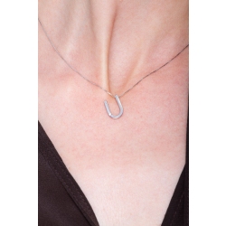 Collana lettera U in oro bianco 18k con diamante 2