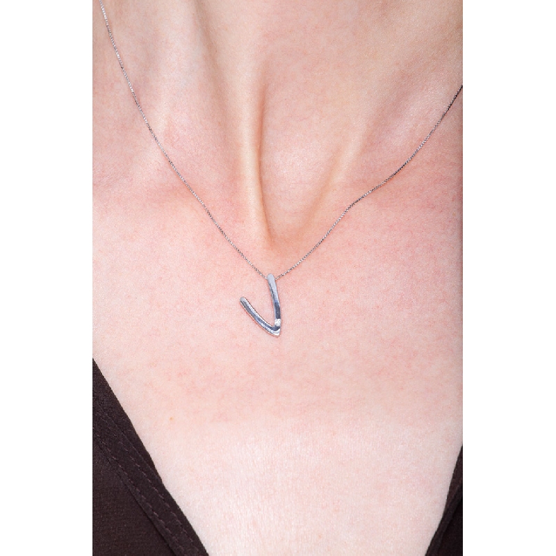18k white gold letter V with solitaire diamond