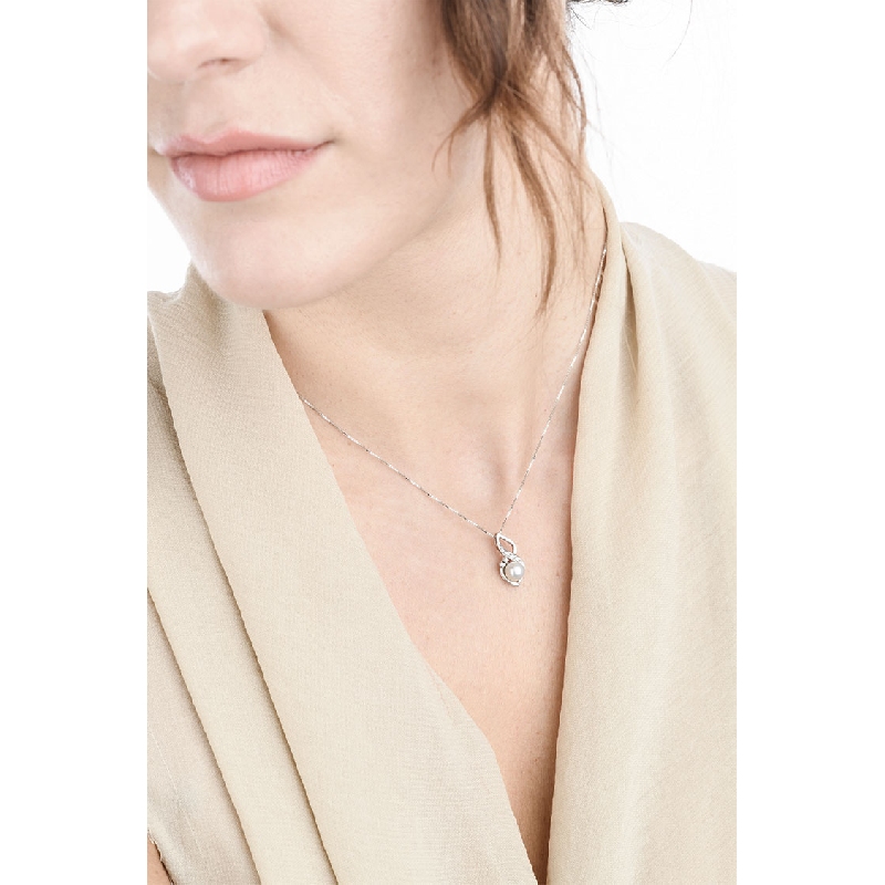 18k white gold necklace with diamonds and one pearl