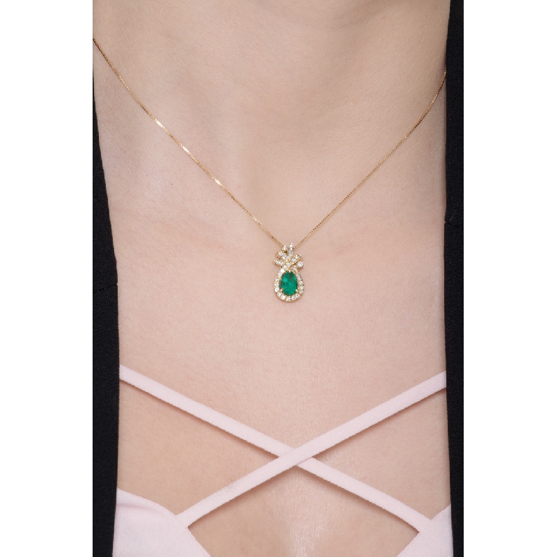 Necklace with pendant, pear shape emerald and diamonds