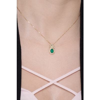 Necklace with pendant, pear shape emerald and diamonds