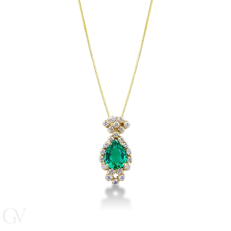 18k yellow gold emerald pendant with round cut diamonds