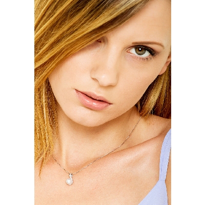 Collana in oro bianco 18k con diamanti e perla naturale coltivata