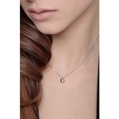 18k white gold necklace with tear drop pendant and diamond