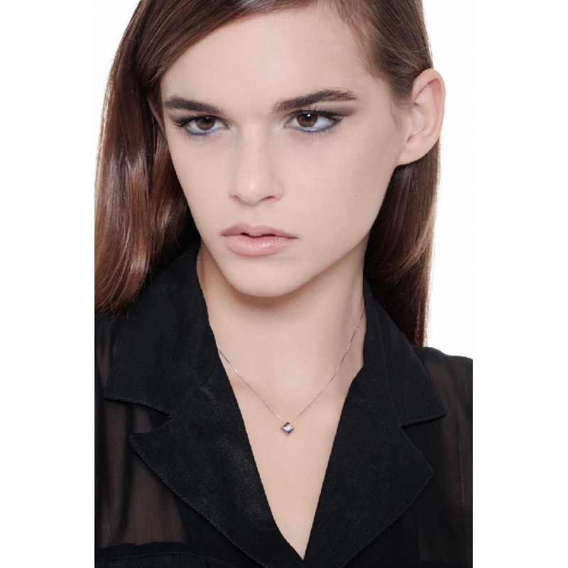 18k white gold necklace with solitaire pendant rhombus shaped