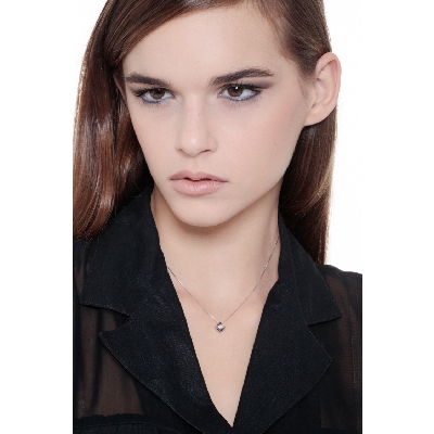 18k white gold necklace with solitaire pendant rhombus shaped