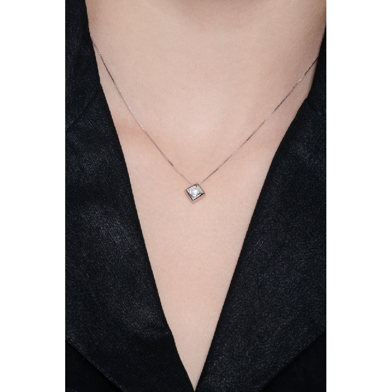 18k white gold necklace with solitaire pendant rhombus shaped