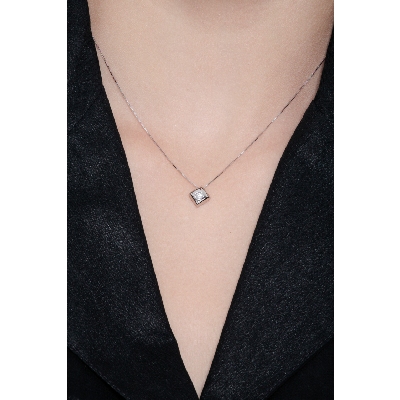 18k white gold necklace with solitaire pendant rhombus shaped