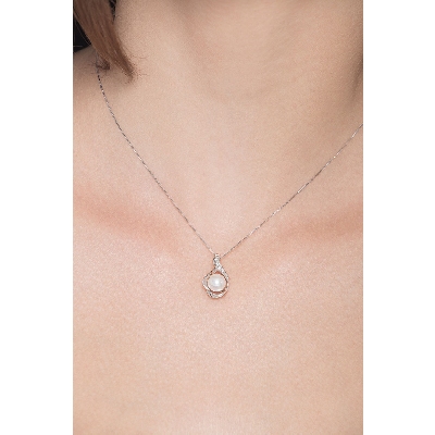 Necklace in 18k white gold with diamonds and a pearl