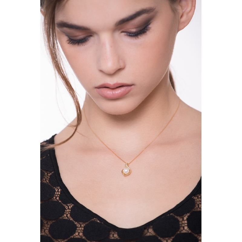 Necklace in 18k yellow gold with pearl and diamond pendant