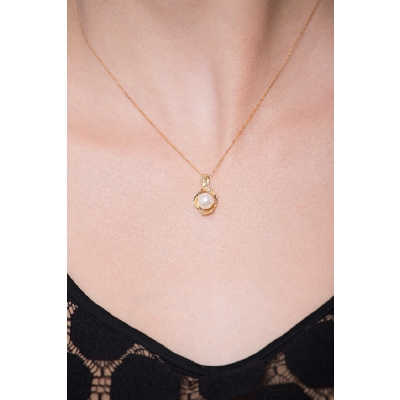 Necklace in 18k yellow gold with pearl and diamond pendant
