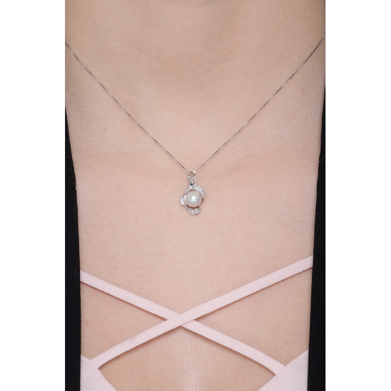 18k white gold necklace with pearl crowned by diamonds