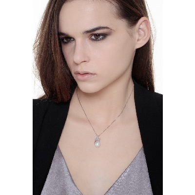 18k white gold necklace with pearl pendant and diamonds