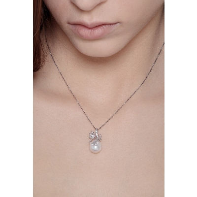 18k white gold necklace with pearl pendant and diamonds