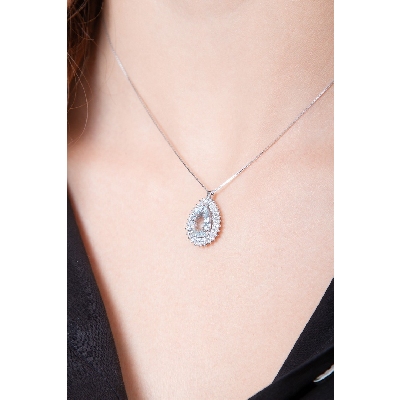Necklace with pendant, central pear cut aquamarine and diamonds