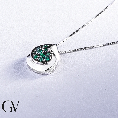 Fancy pendant with emeralds pavé on burnished gold